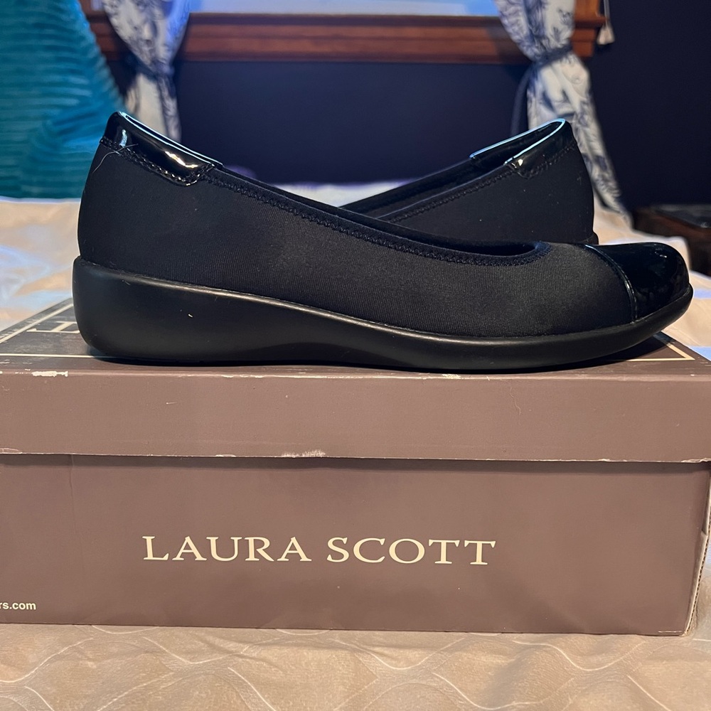 Laura Scott Black Flats for Women